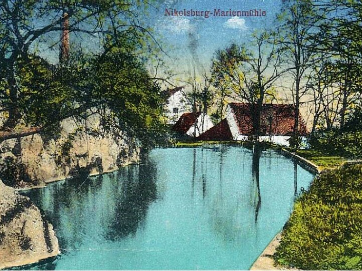 Bazén pro plavce, období I. republiky, kolorovaná fotografie
