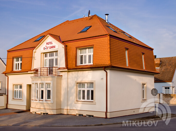 Přední a boční parkoviště