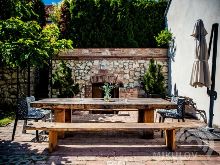 Posezení před sklepem