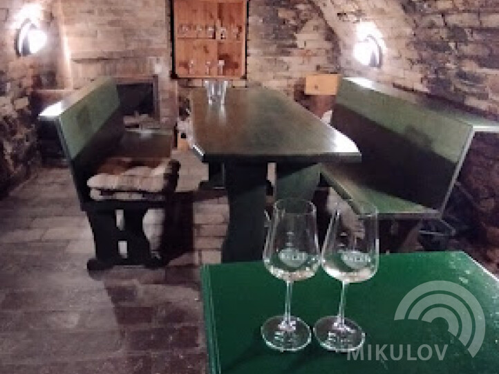 Vnitřní posezení najdete v zadní části objektu