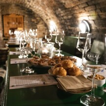 Připravený sklep pro řízenou degustaci